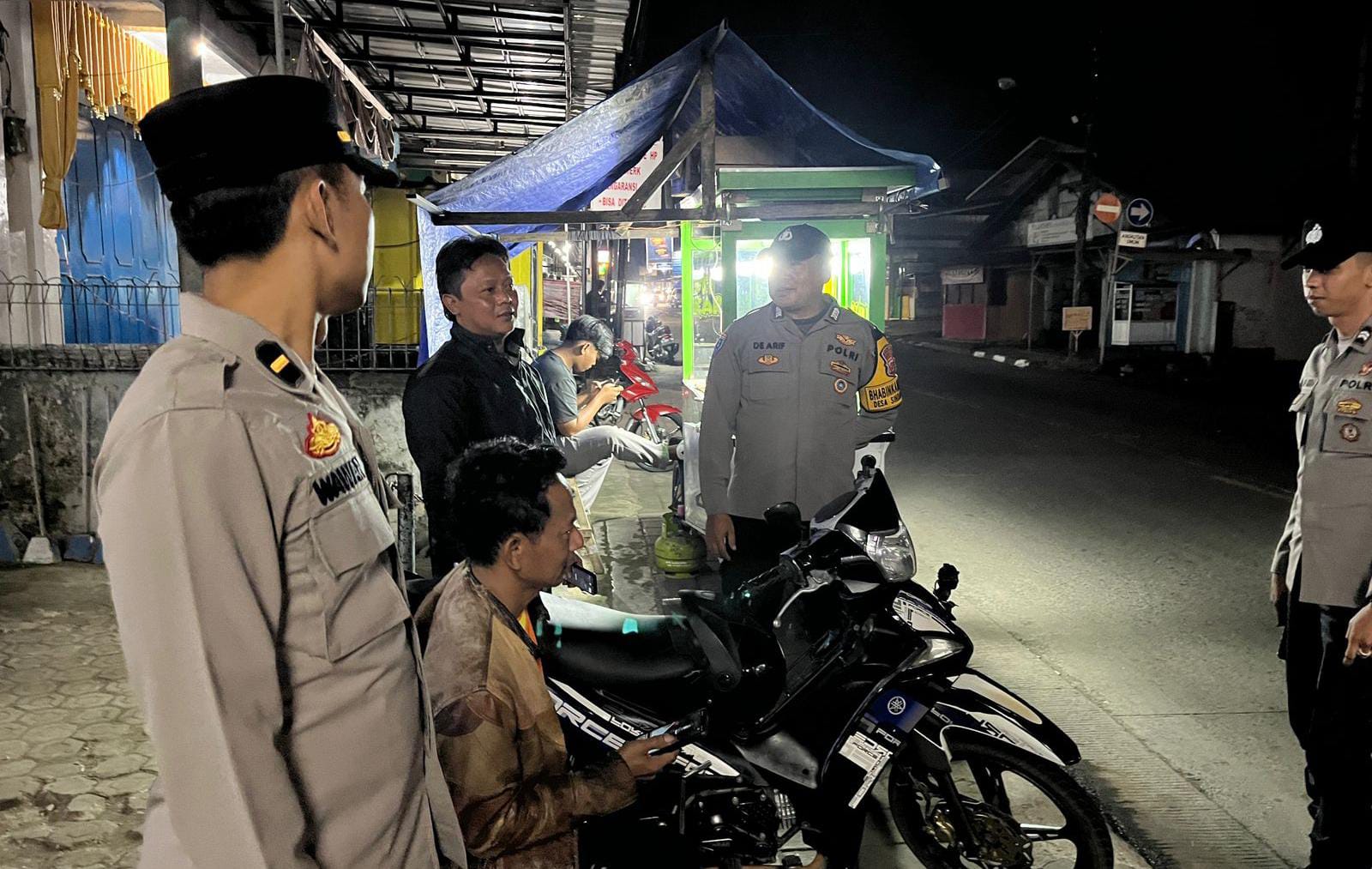 Personil Polsek Cikijing Beri Imbauan Kepada Ojek Pangkalan Agar Waspada Pada Kejahatan Jalanan