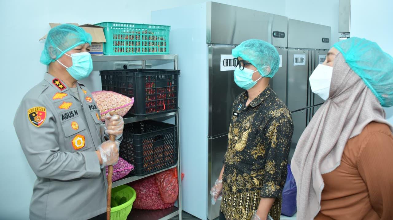 Pastikan Layak Produksi Makanan Dapur SPPG Polda Sulteng, Kapolda Lakukan Sidak