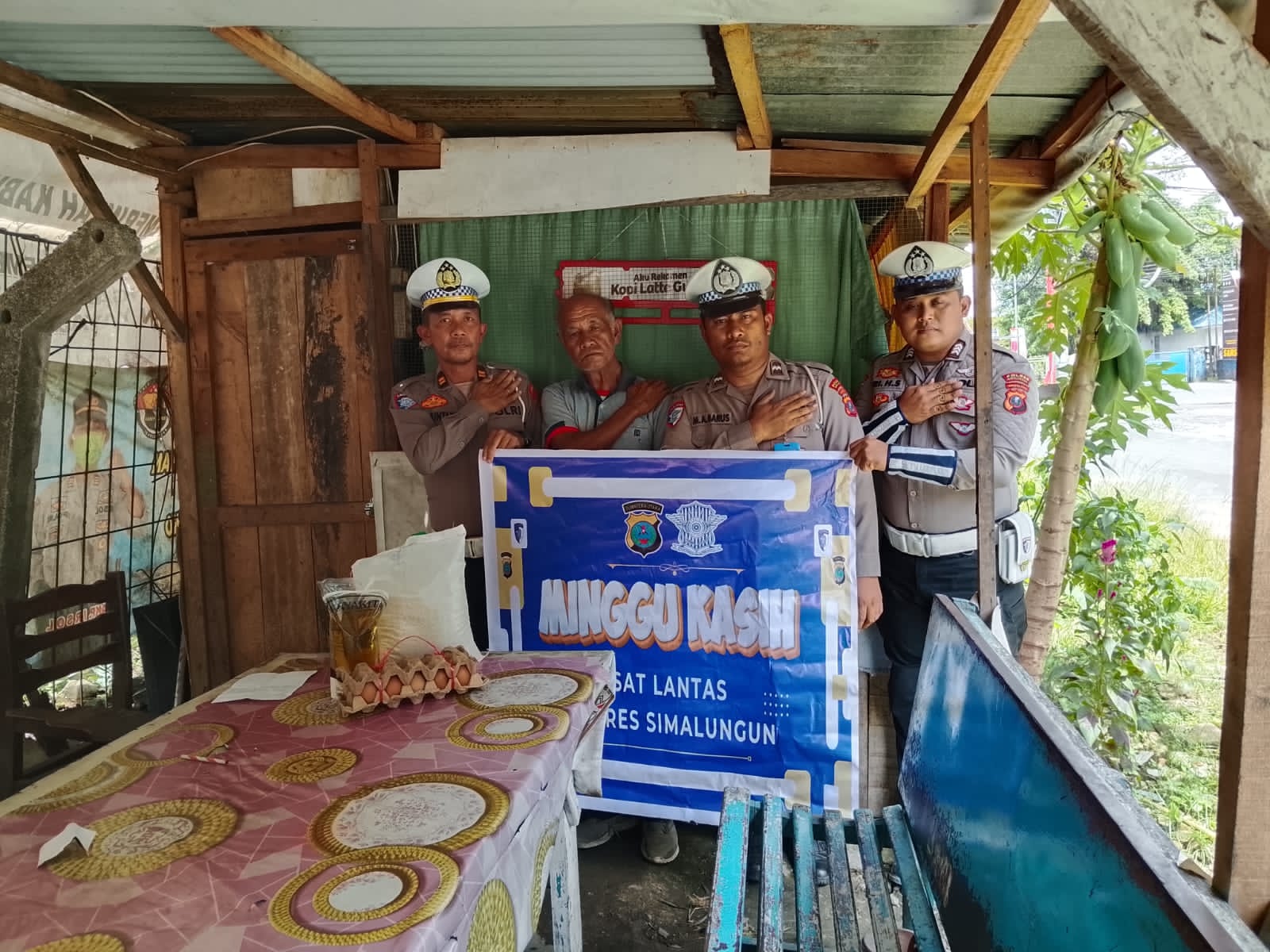KBO Sat Lantas Polres Simalungun Salurkan Bantuan Minggu Kasih, Wujud Kepedulian Polri kepada Warga Kurang Mampu