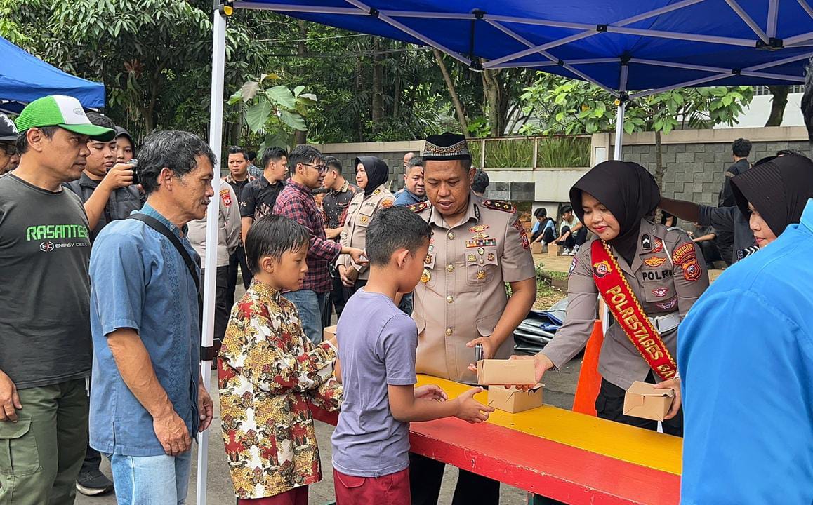 Kapolrestabes Bandung Gelar Jumat Berkah, Bagikan Ratusan Paket untuk Jamaah