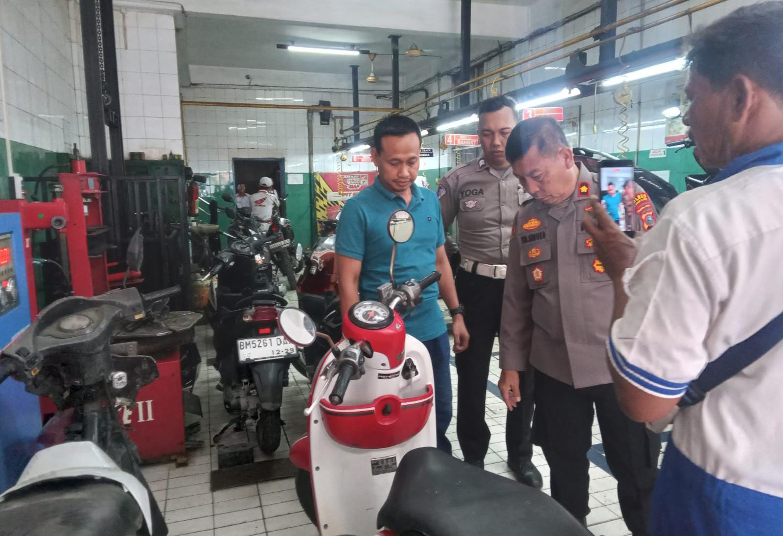 Polres Pelabuhan Belawan Berikan Service Motor Gratis bagi Warga Terdampak Banjir