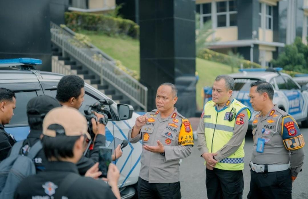 Kapolda Sumbar Terima 9 Mobil Operasional dan Truk Sembako dari Korlantas Polri