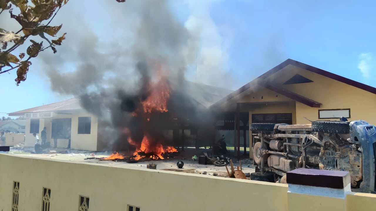 Marah Isu Pengedar Narkoba Dilepas, Massa Amuk dan Bakar Polsek di Madina