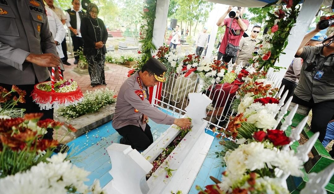 Kapolri Ziarah ke Makam Marsinah dan Mulai Pembangunan Museum Pahlawan Nasional