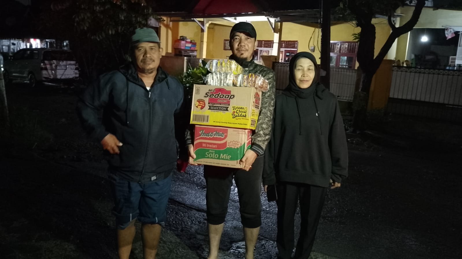 PJ Desa Sumber Jaya Salurkan Bantuan untuk Warga Terdampak Banjir