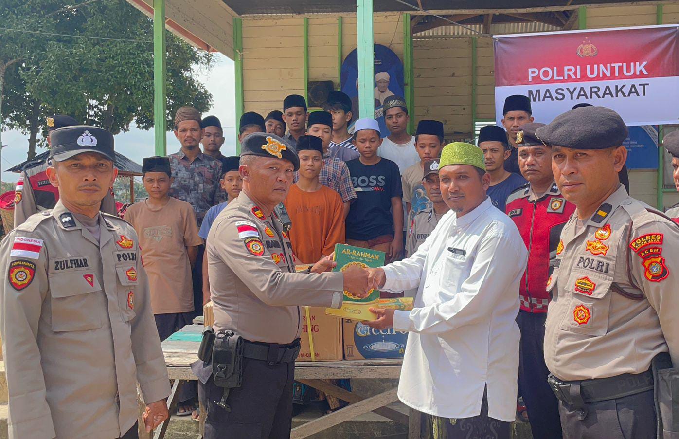 Polri Salurkan Bantuan Al-Qur’an kepada Pesantren Terdampak Banjir