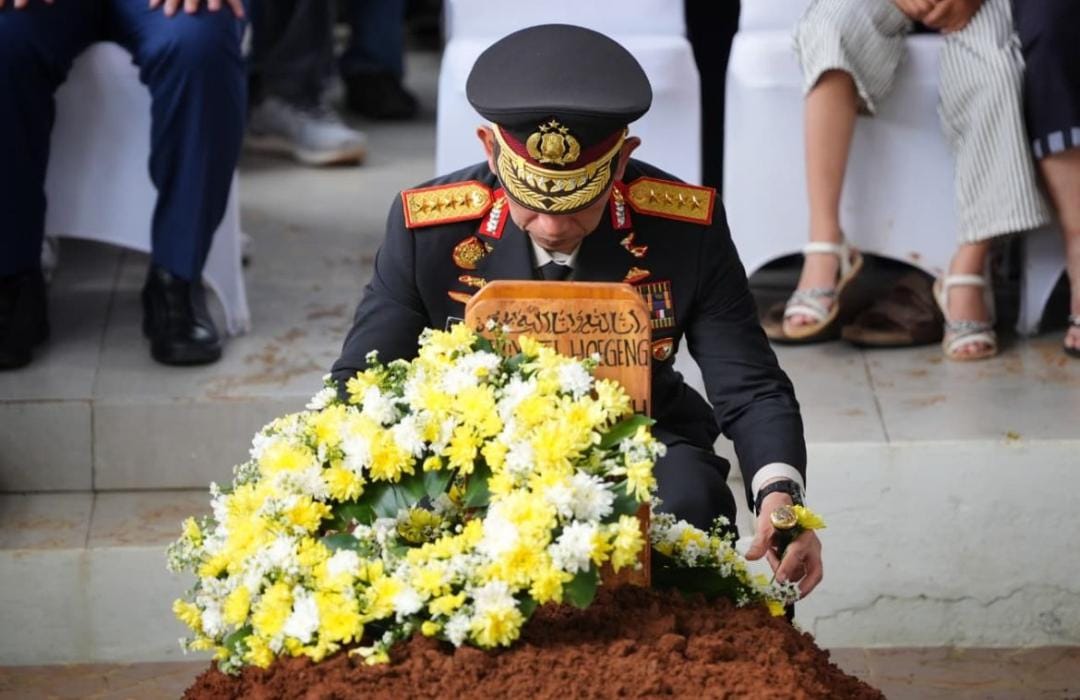 Penuh Khidmat, Kakorlantas Polri Beri Penghormatan Terakhir di Pemakaman Istri Jenderal Hoegeng