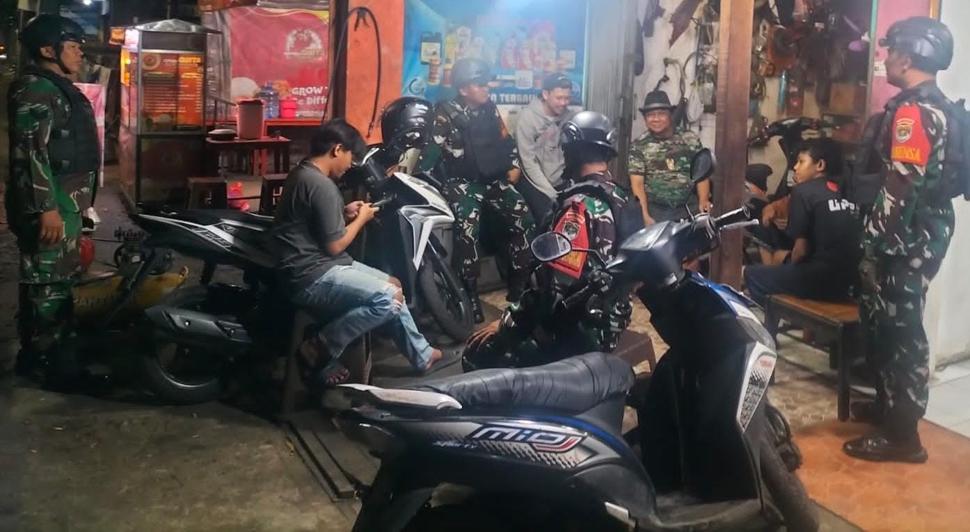 Koramil Cipayung dan Komduk Gelar Patroli/Siskamling Keliling Sisir Lubang Buaya, Antisipasi Tawuran dan Cuaca Ekstrem