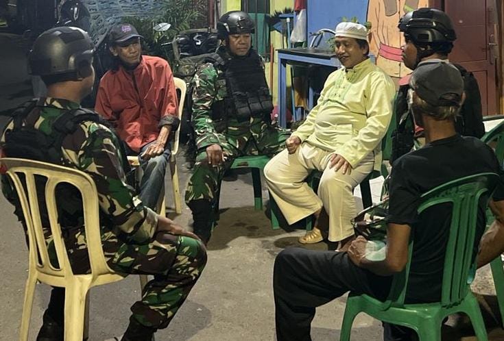 TNI dan Warga Bersatu, Koramil 02/Matraman Gelar Siskamling Keliling Antisipasi Gangguan Kamtibmas