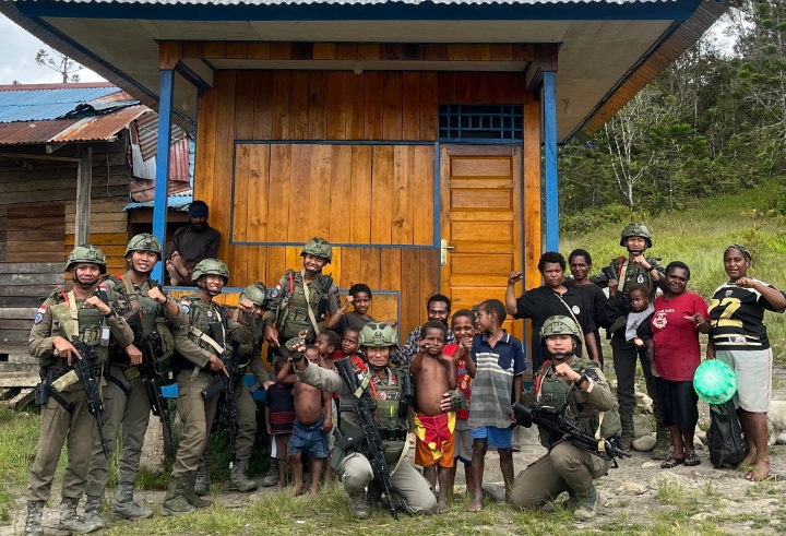 Ops Damai Cartenz 2026 Laksanakan Patroli Dialogis dan Sosialisasi Kesehatan di Kampung Yunabol