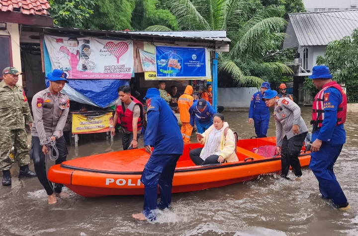 Banjir Rendam Komplek Polri Pondok Karya, Layanan 110 Disiagakan