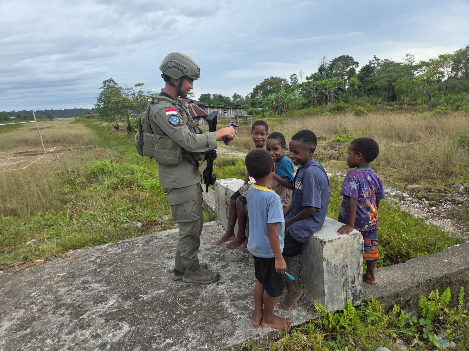 Bangun Kedekatan Warga, Satgas Damai Cartenz Gelar Patroli Dialogis di Nduga
