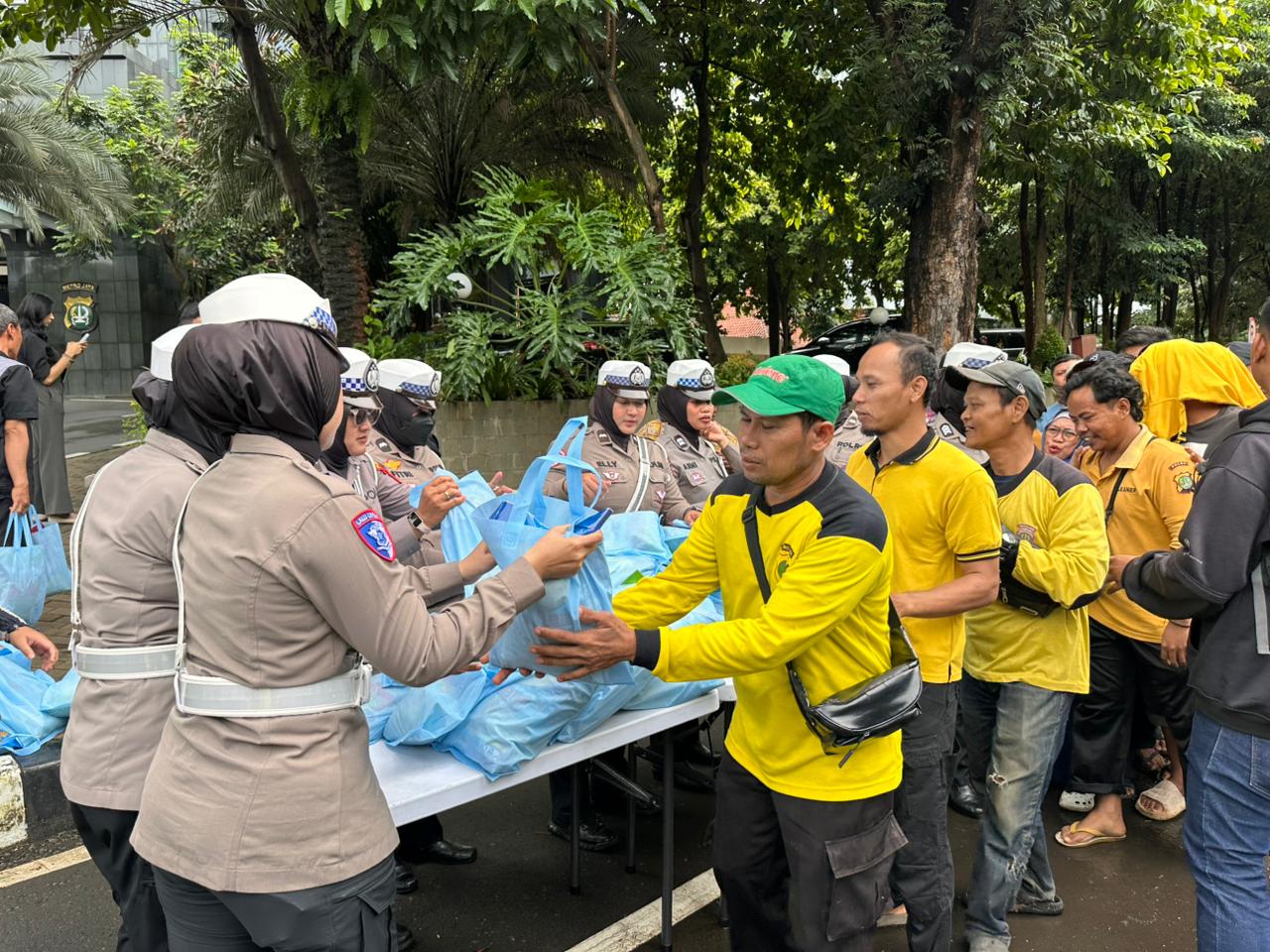 Polda Metro Jaya Salurkan 350 Paket Sembako kepada Driver Ojol dan PHL di Program Jumat Peduli