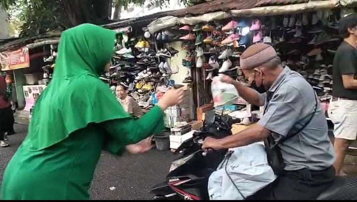 Koramil 01/Jatinegara Berbagi Takjil, Pererat Kebersamaan dengan Warga Sekitar