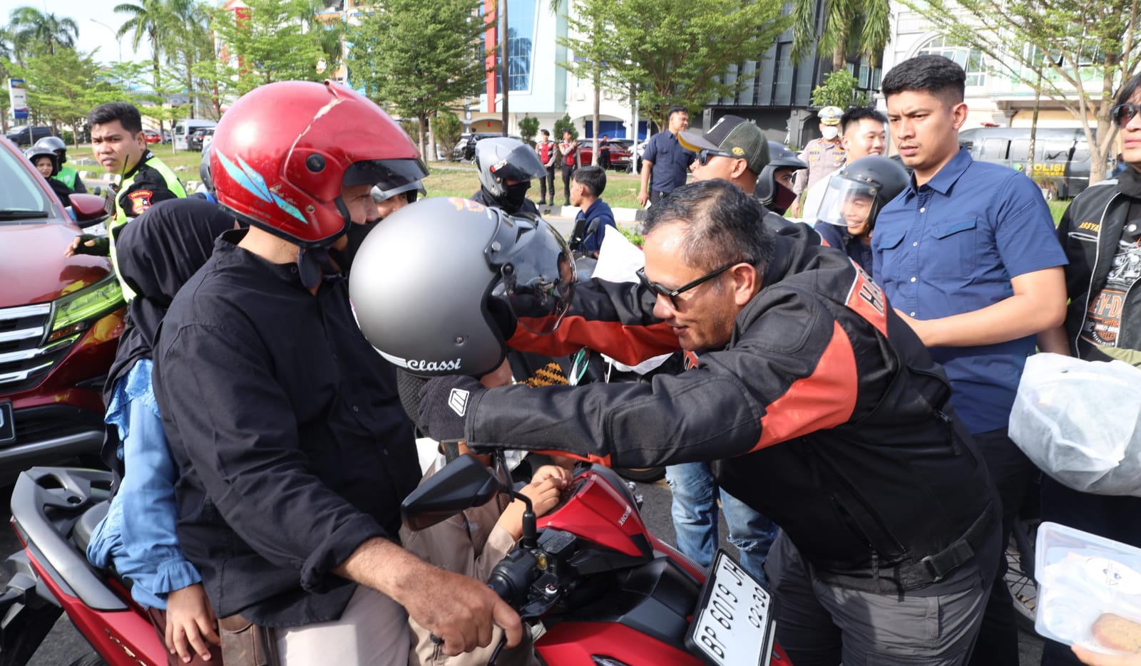 Kapolda Asep Safrudin Bersama HDCI Batam-Kepri Bagikan Helm dan Takjil