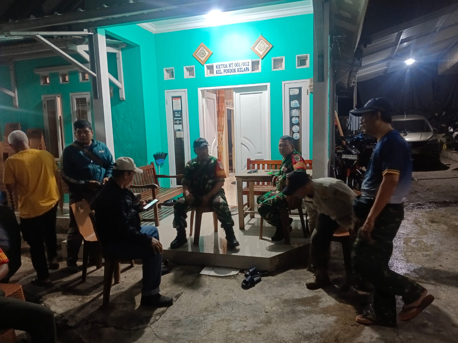 Koramil Duren Sawit Bersama Warga Gelar Patroli Malam, Cegah Tawuran Remaja di Pondok Kelapa