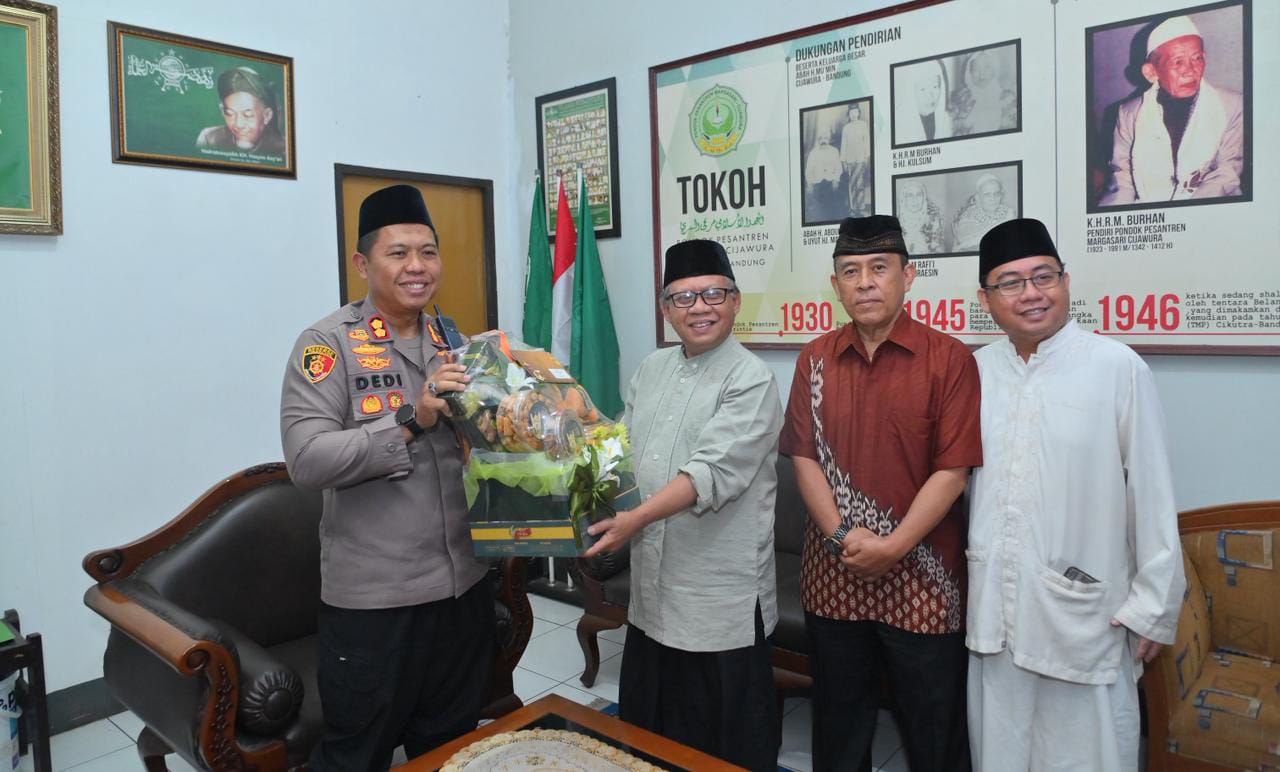 Polrestabes Bandung Bangun Sinergi dengan Pesantren, Wakapolrestabes Serahkan Bingkisan dari Kapolri