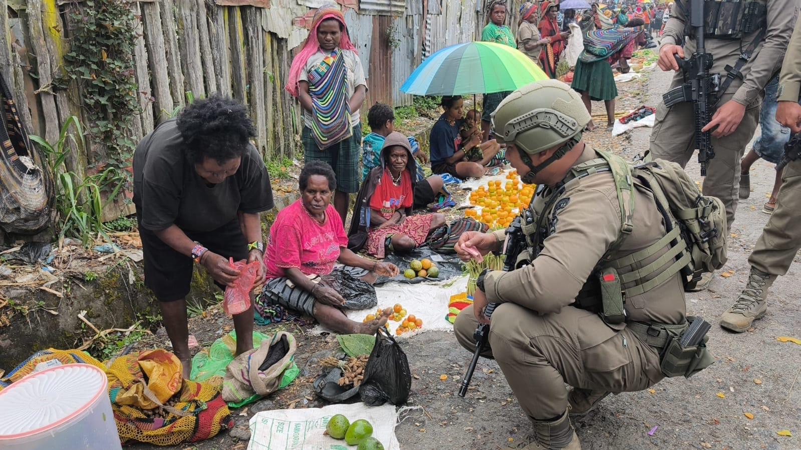 Satgas Damai Cartenz Sapa Warga Sugapa Saat Patroli, Pererat Hubungan Aparat dan Masyarakat