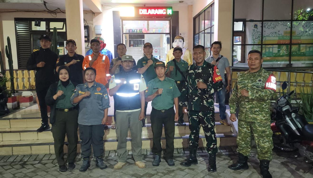 Patroli Malam Koramil 02/Matraman Perkuat Keamanan Wilayah, Sinergi Aparat dan Warga Ciptakan Situasi Kondusif.