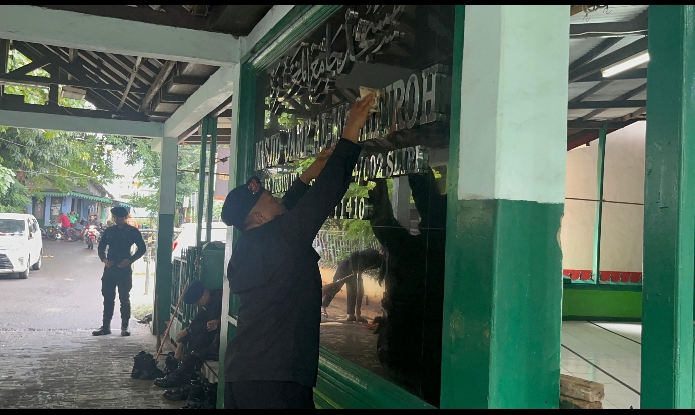 Jaga Kebersihan Rumah Ibadah, Gegana Brimob Polda Metro Jaya Gelar Bakti Lingkungan di Slipi