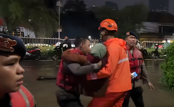 Genangan Hingga 170 Cm di Pondok Karya, Brimob Evakuasi Warga Lansia