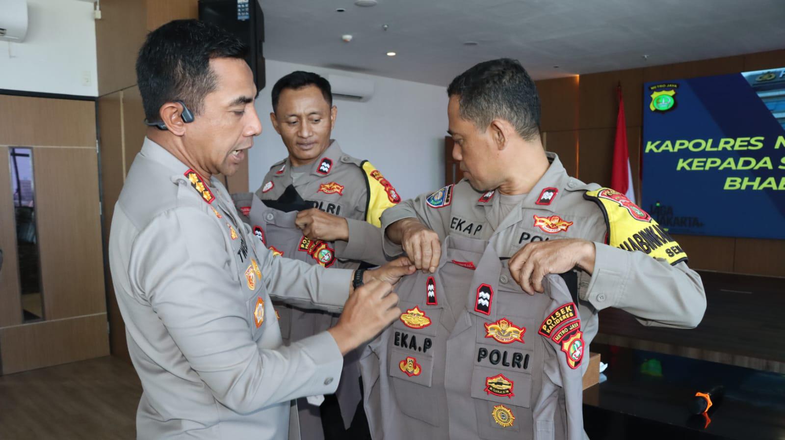 Penguatan Peran Bhabinkamtibmas, Kapolres Metro Jakbar Bekali Arahan dan Beri Pakaian Dinas Lapangan