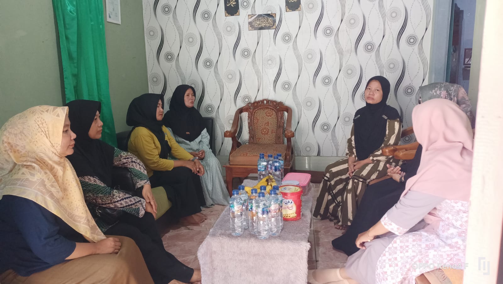 Wujud Kepedulian, Ibu Dandim 0620/Kab. Cirebon Kunjungi Keluarga Almarhum PNS Koramil Klangenan