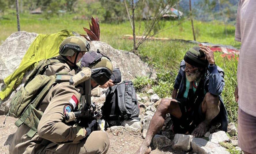 Lewat Patroli Jalan Kaki, Satgas Damai Cartenz Bangun Kedekatan dengan Warga Sinak