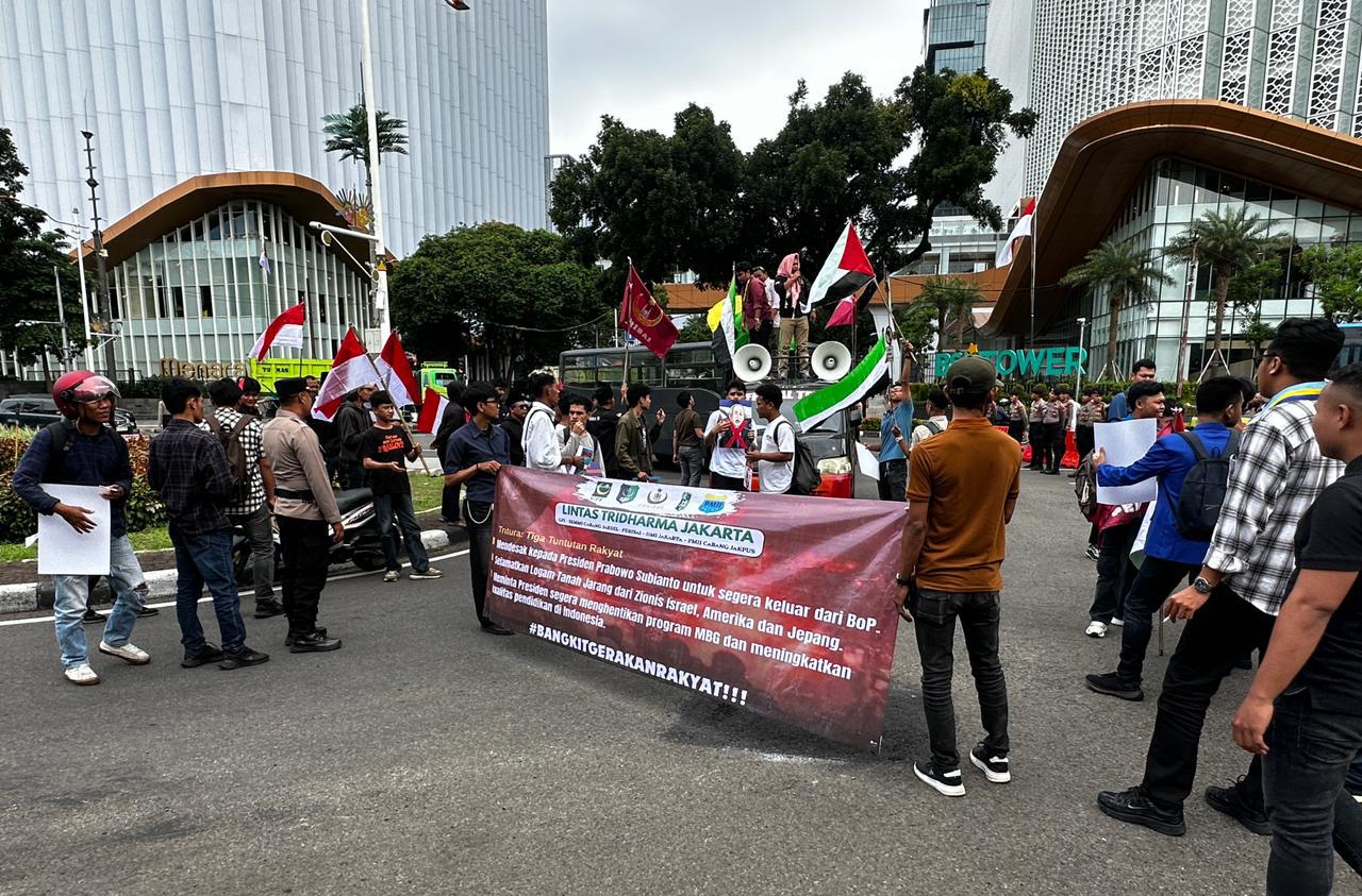 Aksi Penyampaian Pendapat Organisasi Mahasiswa Islam di Jakpus Kondusif, Polisi Bagikan Roti dan Air Mineral