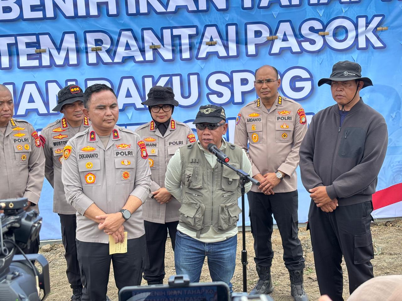 Wakapolda Metro Jaya Pimpin Penebaran Benih Ikan di Muara Gembong, Dukung Ketahanan Pangan