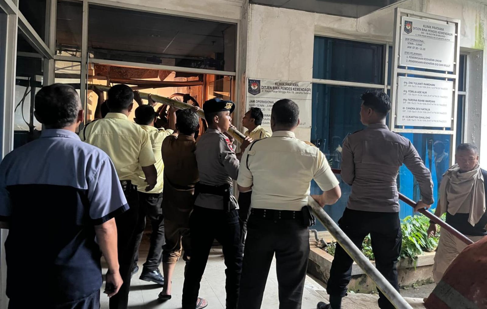 Brimob Metro Jaya Sigap Bantu Pemadaman dan Amankan Lokasi Kebakaran Gedung Kemendagri