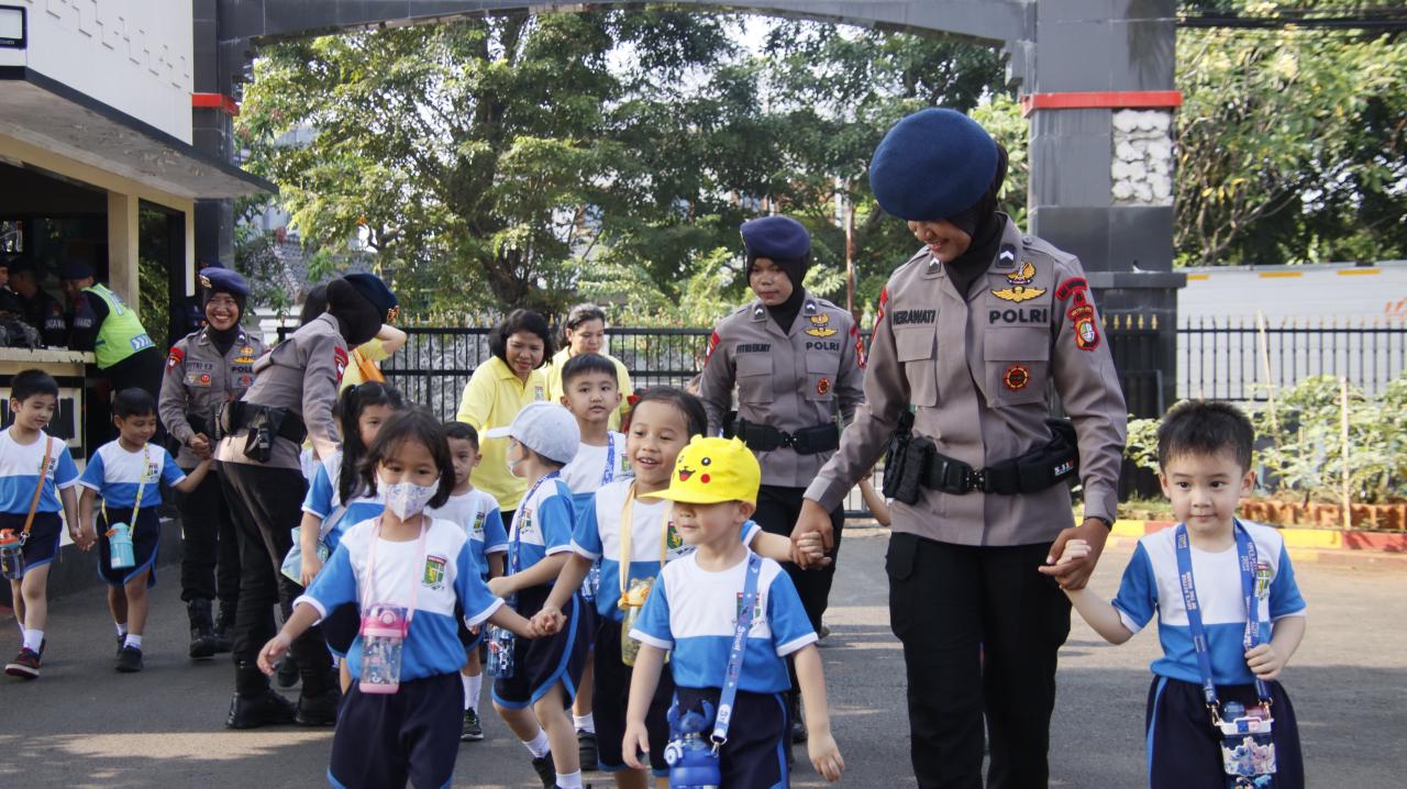 Brimob Polda Metro Jaya Terima Kunjungan Siswa TK, Edukasi Tugas Polisi di Mako Batalyon B Pelopor.