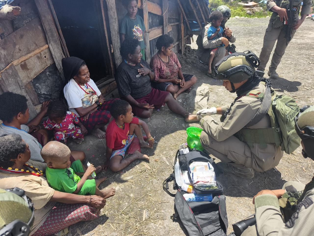 Satgas Damai Cartenz Laksanakan Patroli dan Layanan Kesehatan di Pengungsian Gigobak Sinak