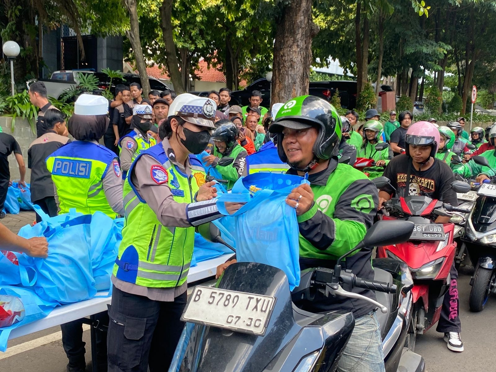 Jumat Peduli, Polda Metro Jaya Salurkan Ratusan Paket Sembako untuk Pengemudi Ojol