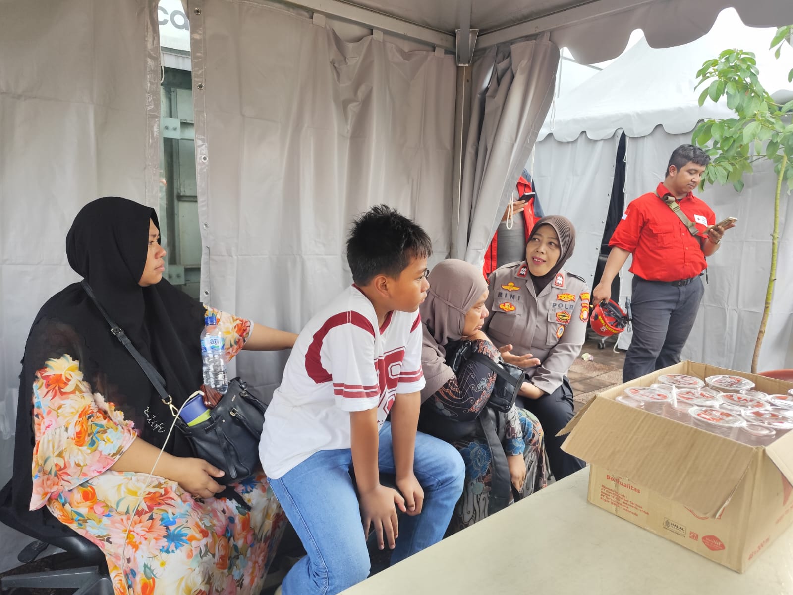 Polwan Dampingi Keluarga Korban Laka Kereta di Bekasi Timur