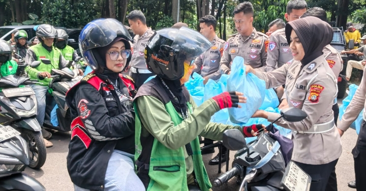 Polda Metro Jaya Salurkan 500 Paket Sembako untuk Ojol dan Pekerja Harian dalam Program Jumat Peduli