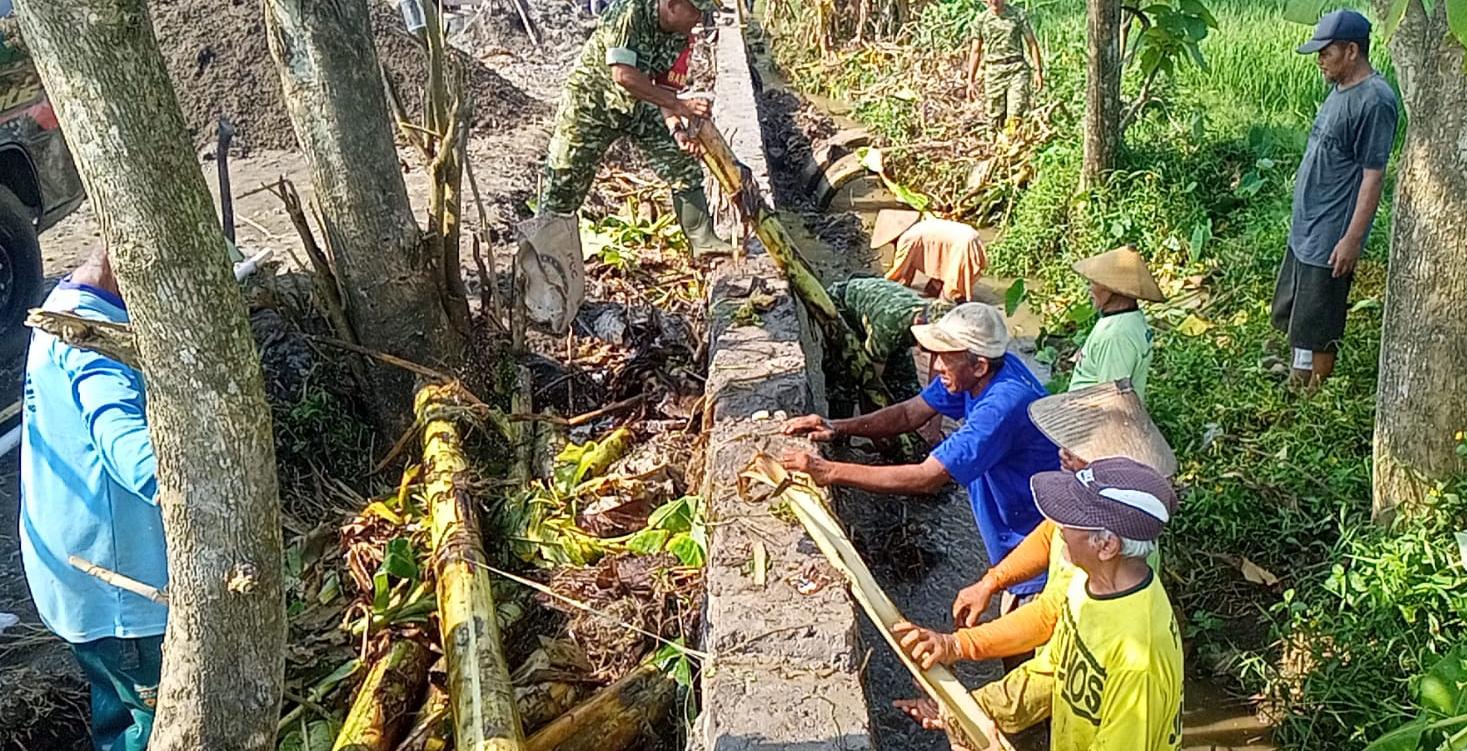 Cegah Longsor dan Banjir, Darmadi Pimpin Warga Kerja Bakti Pembersihan Talud 