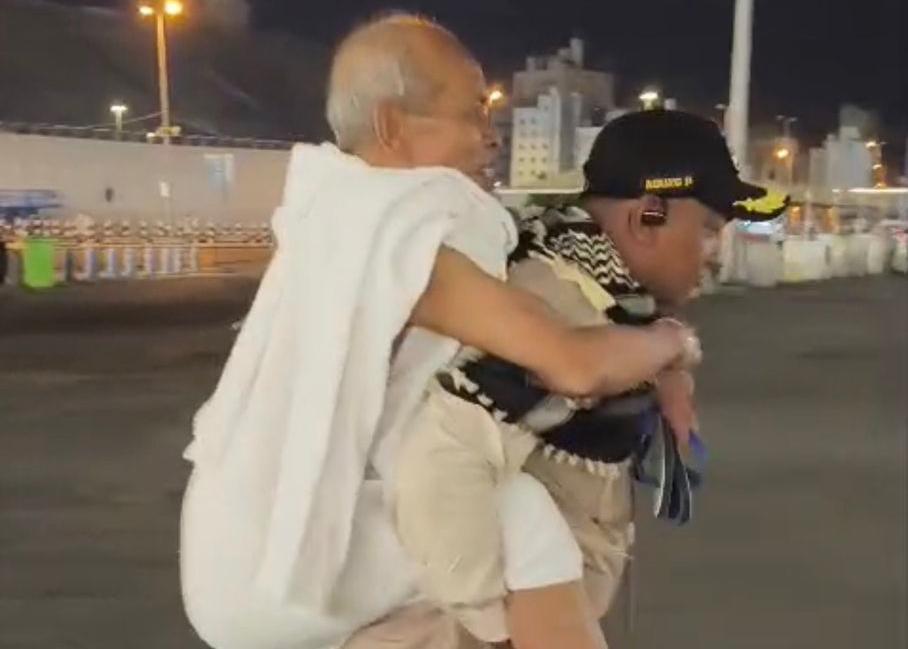 Aksi Humanis Personel Polri di Mekah, Gendong Jemaah Lansia yang Terjatuh Usai Umrah Wajib