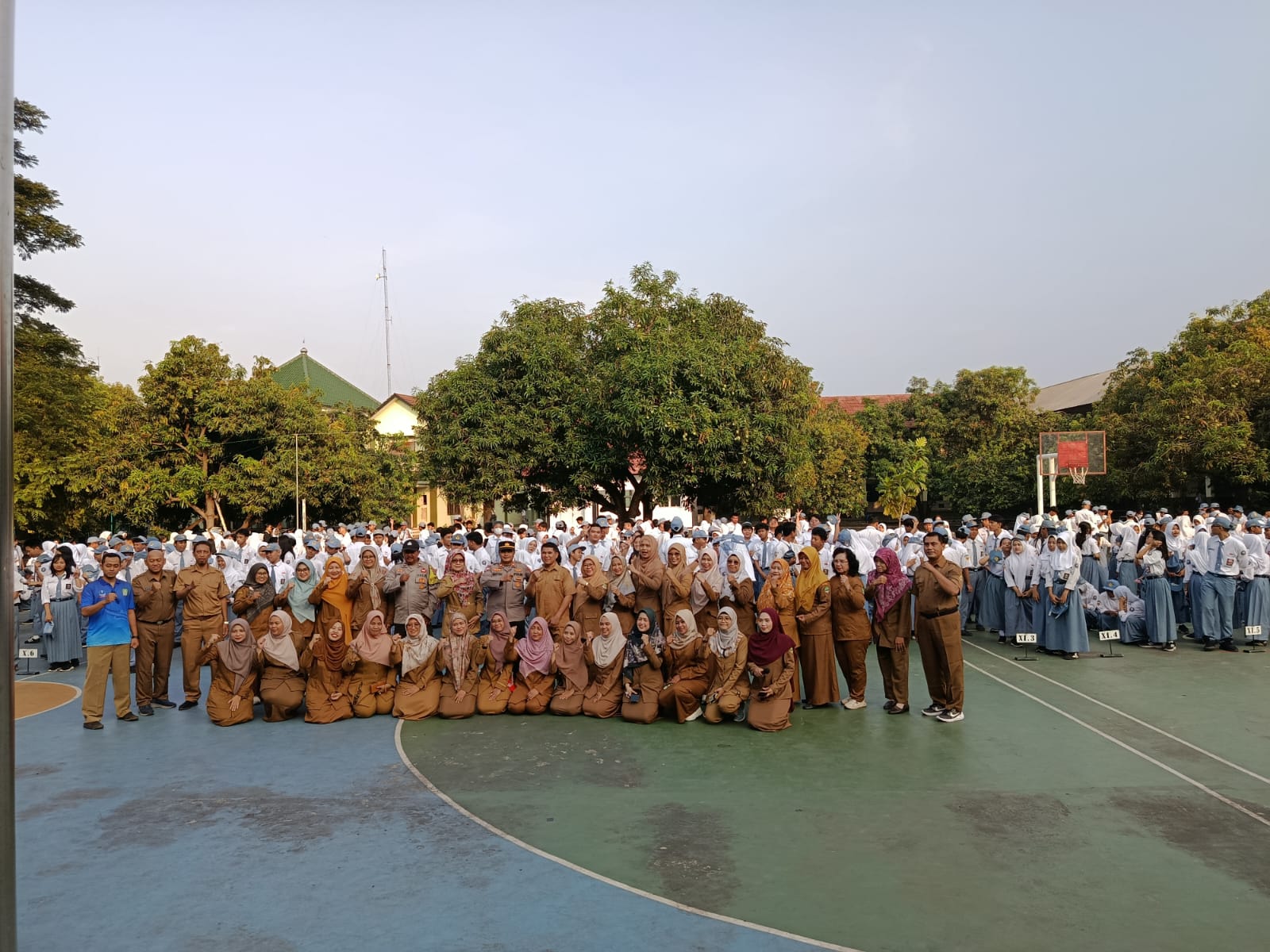 Polsek Medan Satria Laksanakan Pembinaan Kamtibmas Saat Upacara Bendera Di Sman 10 Kota Bekasi