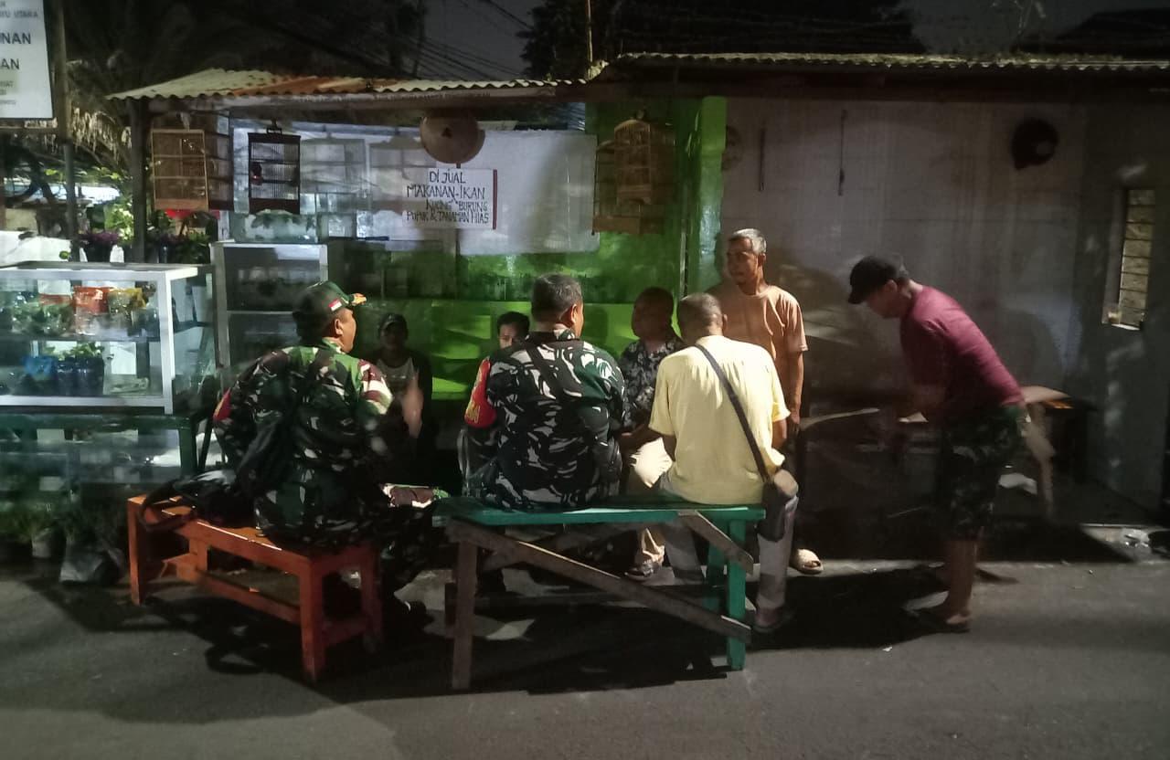 Babinsa Koramil 02/Matraman dan Warga Gelar Siskamling Wujudkan Lingkungan Aman dan Kondusif