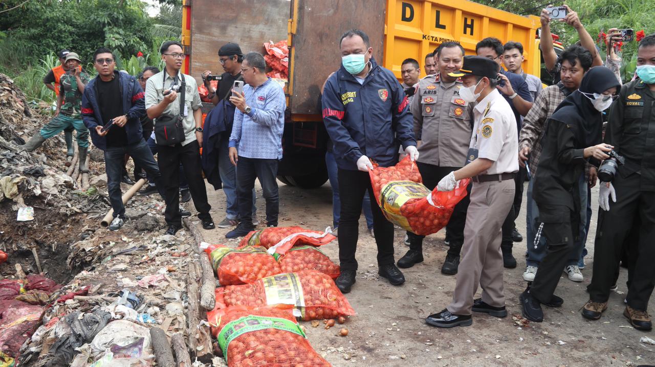 Perdagangan Ilegal, Bareskrim Polri Musnahkan Ribuan Kilogram Bawang Impor Ilegal dari Jalur Tikus Perbatasan Malaysia