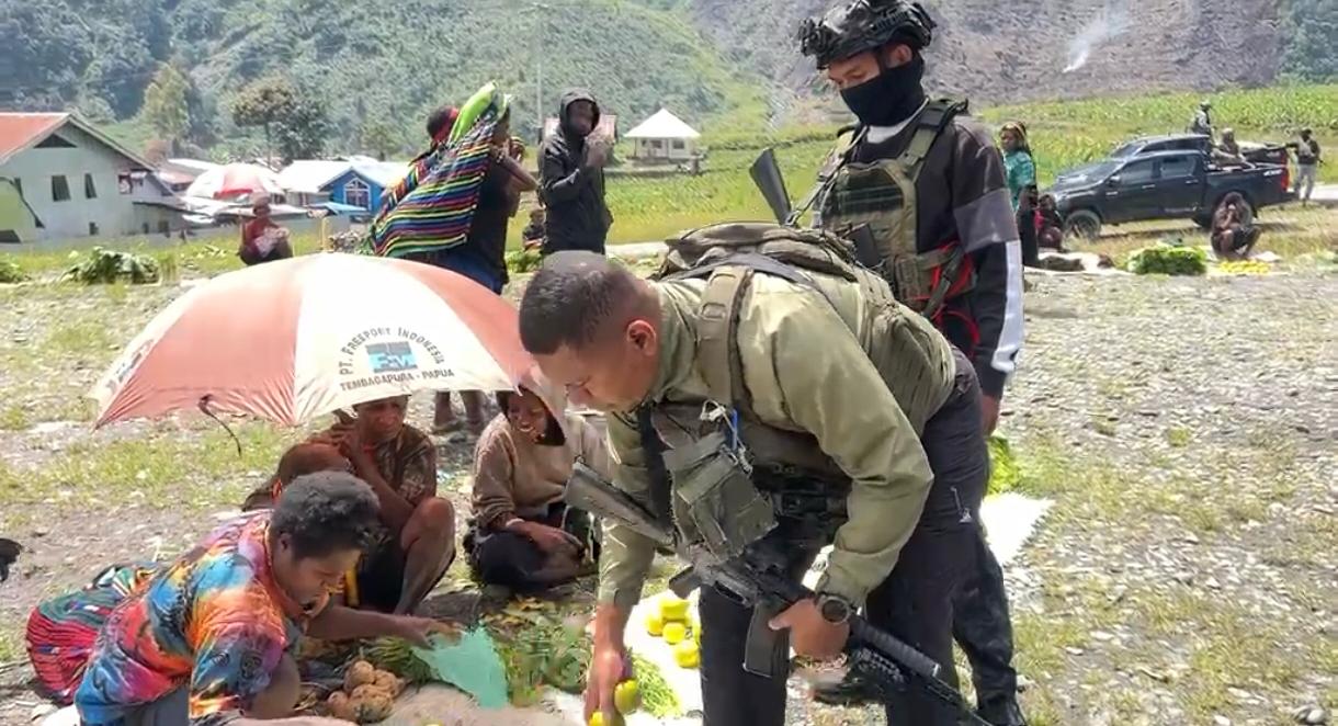 Patroli Humanis Satgas Ops Damai Cartenz Sambangi Pedagang dan Tukang Ojek di Mulia