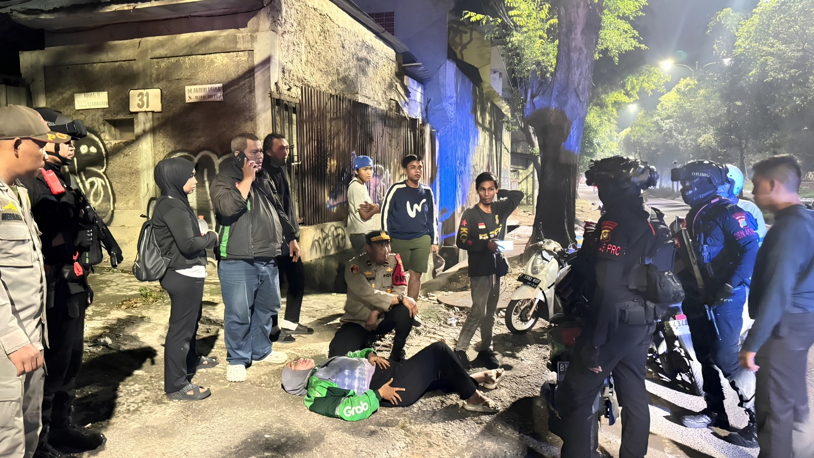 Patroli Gabungan Brimob PMJ dan Perintis Presisi Evakuasi Driver Ojol yang Kelelahan di Jatinegara