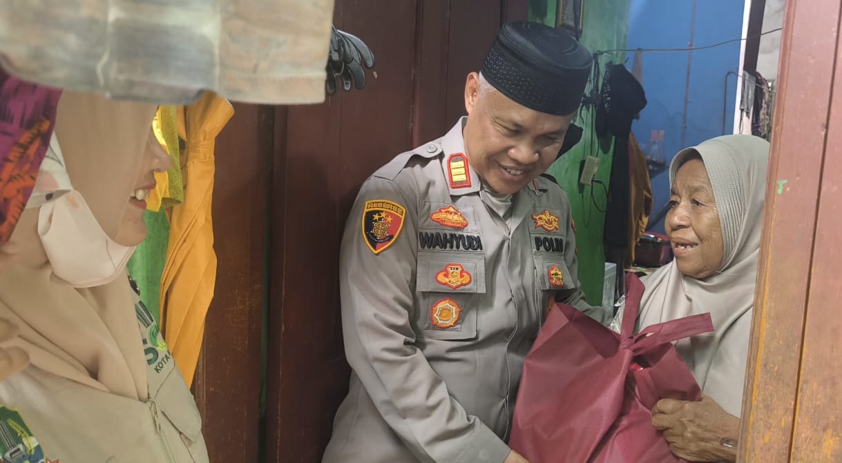 Polsek Bekasi Barat Salurkan Bantuan Sembako untuk Lansia dan Warga Sakit di Jumat Berkah
