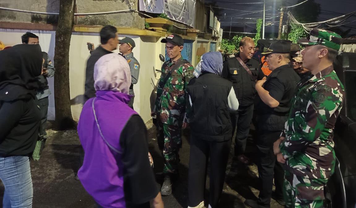 Patroli Komduk Matraman Perkuat Keamanan Wilayah, Babinsa Ajak Warga Bersatu Cegah Tawuran
