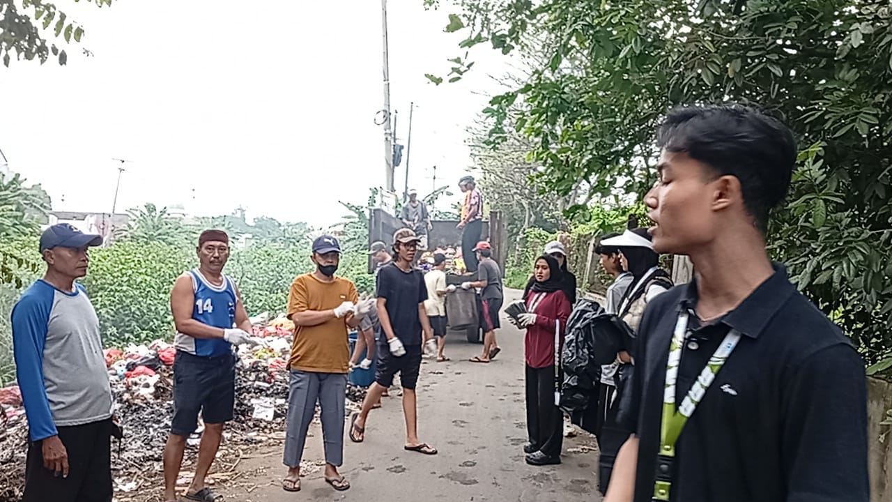 Gotong Royong Hebat! Mahasiswa KKN dan Warga SumberJaya Ciptakan Lingkungan Bersih dan Sehat