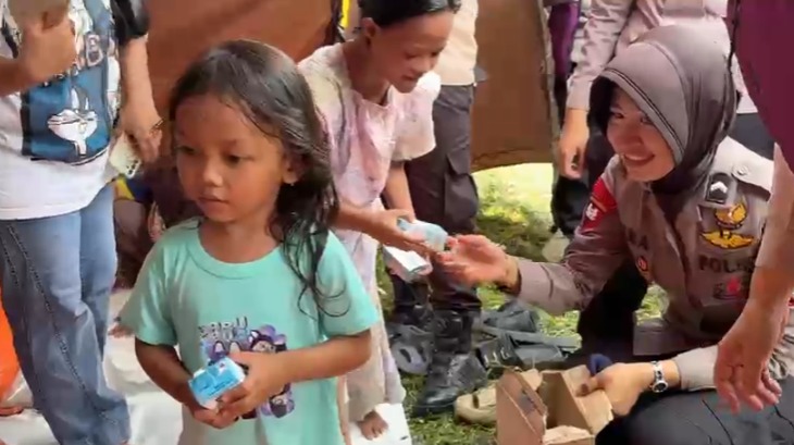Polwan Brimob Polda Metro Jaya Gelar Trauma Healing bagi Anak-anak Korban Kebakaran Pasar Jiung