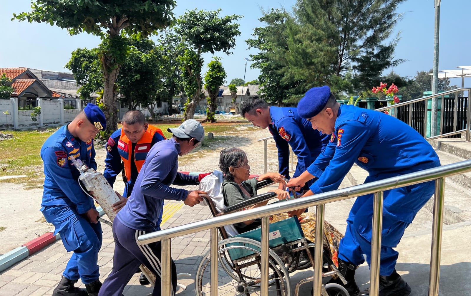 Kapal Patroli Jadi Penyelamat, Polairud PMJ Evakuasi Lansia Sakit ke Puskesmas