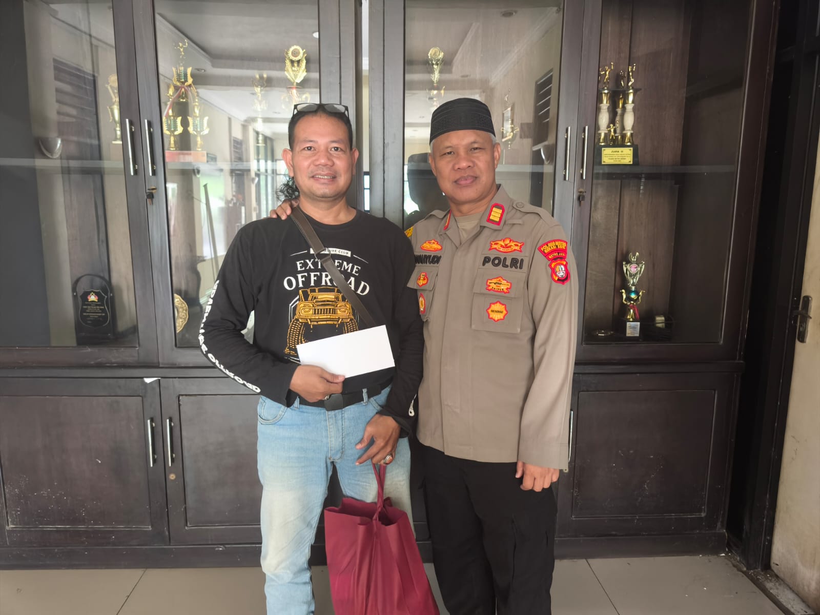 Kapolsek Bekasi Barat Berikan Santunan kepada Keluarga Awak Media yang Sedang Menghadapi Musibah