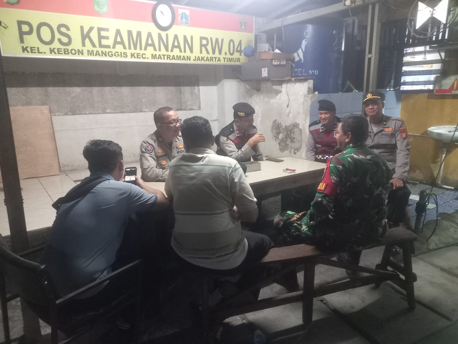Babinsa Koramil 02/Matraman dan Komduk Gelar Patroli/Siskamling Perkuat Keamanan Wilayah